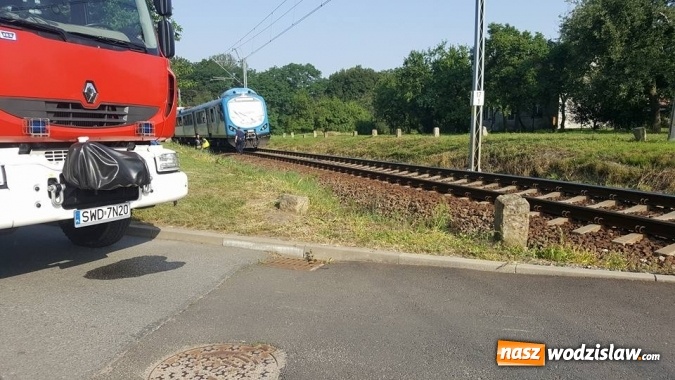Zdjęcie w galerii na portalu naszwodzislaw.com: Na przejeździe kolejowym w Bełsznicy pociąg zahaczył o samochód. Policja poszukuje świadków zdarzenia  wiadomości z regionu