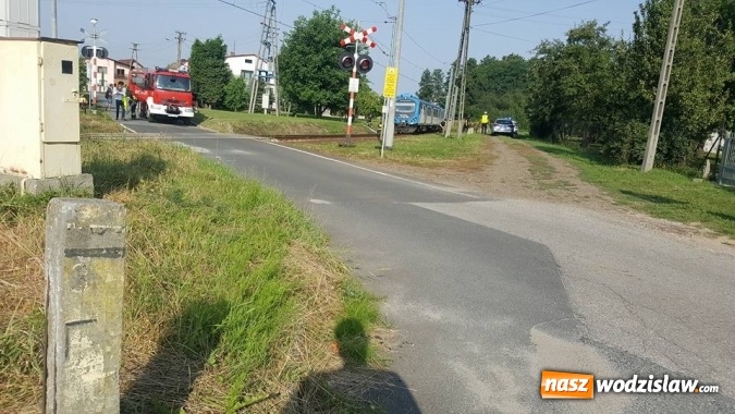 Zdjęcie w galerii na portalu naszwodzislaw.com: Na przejeździe kolejowym w Bełsznicy pociąg zahaczył o samochód. Policja poszukuje świadków zdarzenia  wiadomości z regionu