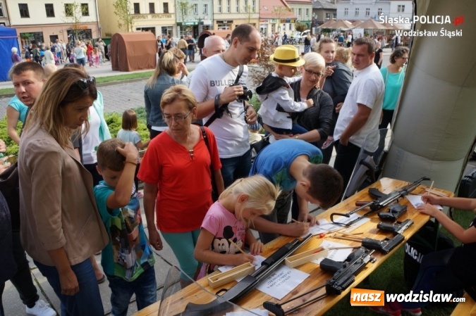 Zdjęcie w galerii na portalu naszwodzislaw.com: Pokaz policyjnego sprzętu na rodzinnym pikniku  wiadomości z regionu