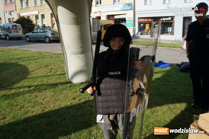 Zdjęcie w galerii na portalu naszwodzislaw.com: Pokaz policyjnego sprzętu na rodzinnym pikniku  wiadomości z regionu