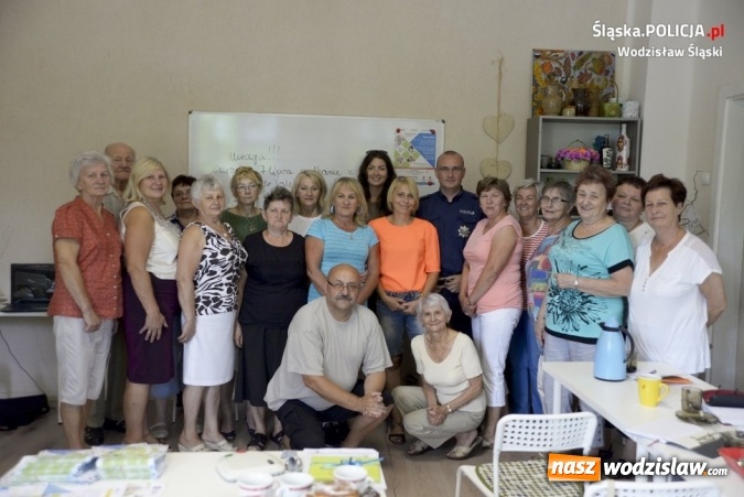 Zdjęcie w galerii na portalu naszwodzislaw.com: Rydułtowy: dzielnicowy rozmawiał z seniorami o bezpieczeństwie wiadomości z regionu