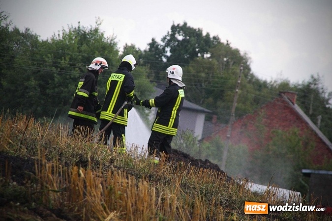 Zdjęcie w galerii na portalu naszwodzislaw.com: Kolejny pożar niedaleko Pszowa. W Rzuchowie paliło się ściernisko wiadomości z regionu