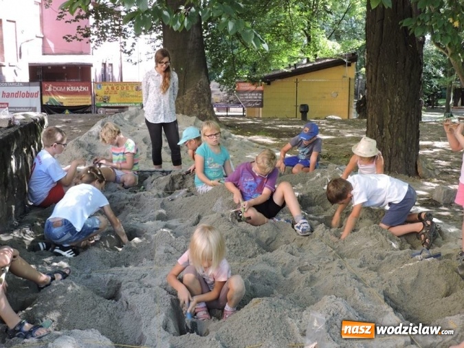 Zdjęcie w galerii na portalu naszwodzislaw.com: Odkrywali skarby w parku miejskim  wiadomości z regionu