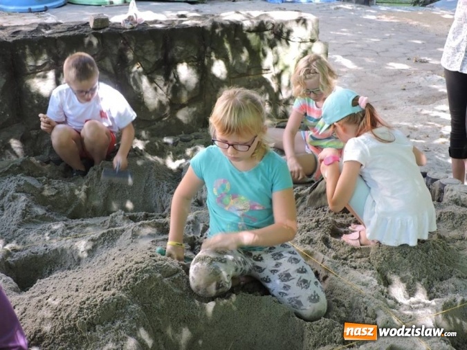 Zdjęcie w galerii na portalu naszwodzislaw.com: Odkrywali skarby w parku miejskim  wiadomości z regionu