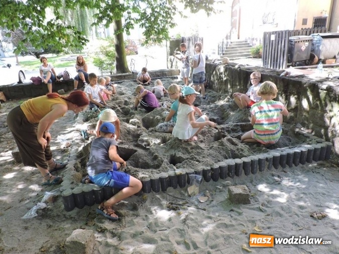 Zdjęcie w galerii na portalu naszwodzislaw.com: Odkrywali skarby w parku miejskim  wiadomości z regionu