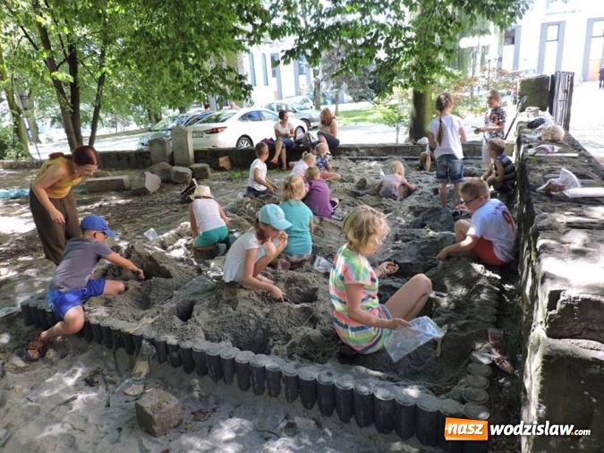 Zdjęcie w galerii na portalu naszwodzislaw.com: Odkrywali skarby w parku miejskim  wiadomości z regionu