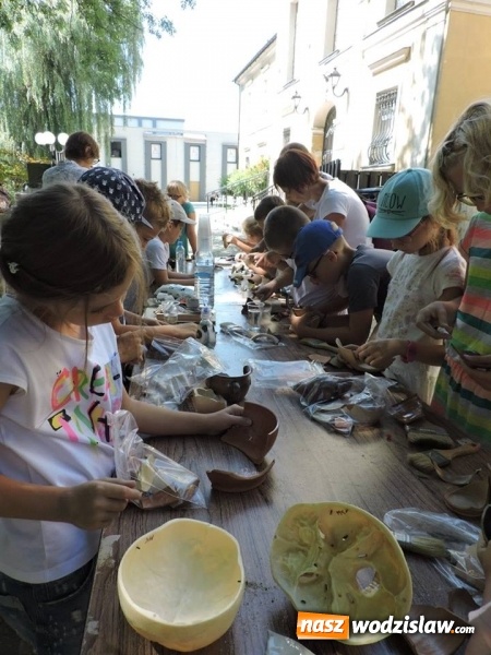 Zdjęcie w galerii na portalu naszwodzislaw.com: Odkrywali skarby w parku miejskim  wiadomości z regionu