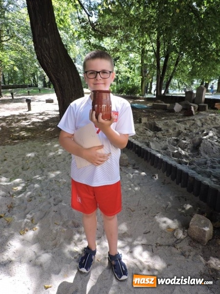 Zdjęcie w galerii na portalu naszwodzislaw.com: Odkrywali skarby w parku miejskim  wiadomości z regionu