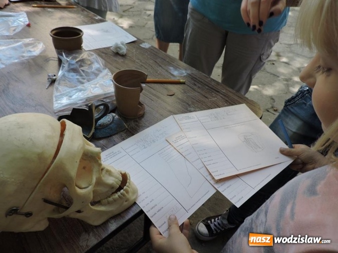 Zdjęcie w galerii na portalu naszwodzislaw.com: Odkrywali skarby w parku miejskim  wiadomości z regionu