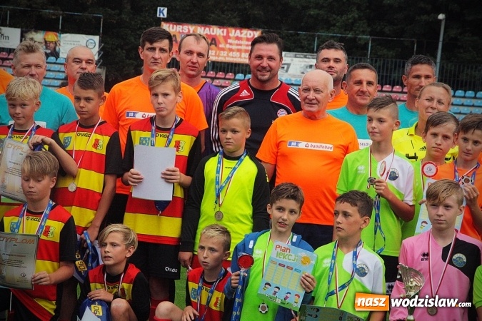 Zdjęcie w galerii na portalu naszwodzislaw.com: Zacięta walka przy Bogumińskiej 8. Przyjaciele Cechu i Samorządowcy na jednym boisku  wiadomości z regionu
