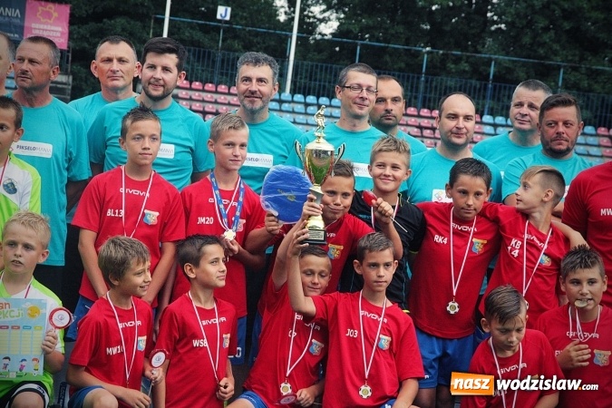Zdjęcie w galerii na portalu naszwodzislaw.com: Zacięta walka przy Bogumińskiej 8. Przyjaciele Cechu i Samorządowcy na jednym boisku  wiadomości z regionu
