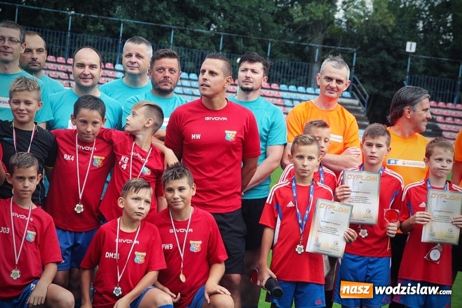 Zdjęcie w galerii na portalu naszwodzislaw.com: Zacięta walka przy Bogumińskiej 8. Przyjaciele Cechu i Samorządowcy na jednym boisku  wiadomości z regionu