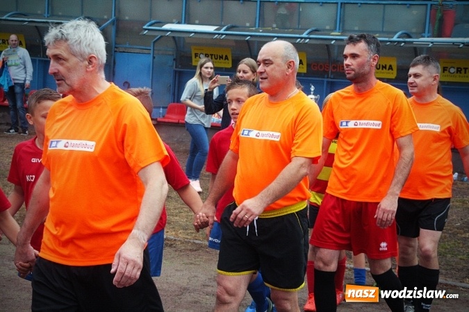 Zdjęcie w galerii na portalu naszwodzislaw.com: Zacięta walka przy Bogumińskiej 8. Przyjaciele Cechu i Samorządowcy na jednym boisku  wiadomości z regionu