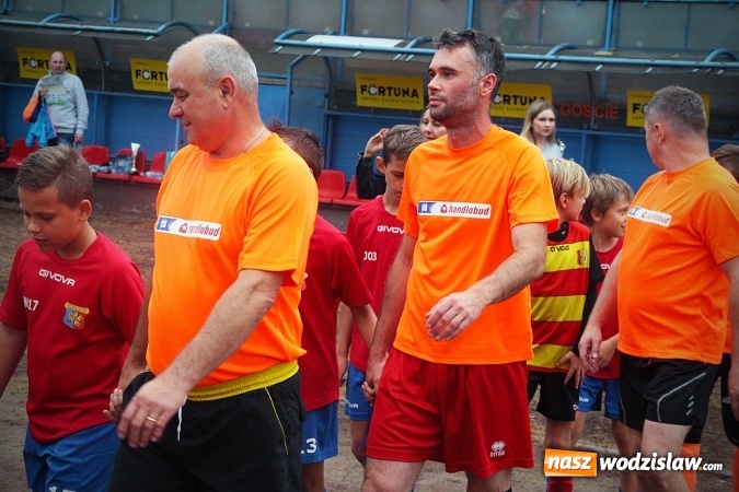 Zdjęcie w galerii na portalu naszwodzislaw.com: Zacięta walka przy Bogumińskiej 8. Przyjaciele Cechu i Samorządowcy na jednym boisku  wiadomości z regionu