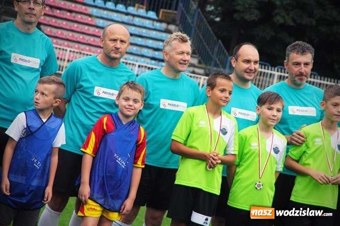 Zdjęcie w galerii na portalu naszwodzislaw.com: Zacięta walka przy Bogumińskiej 8. Przyjaciele Cechu i Samorządowcy na jednym boisku  wiadomości z regionu