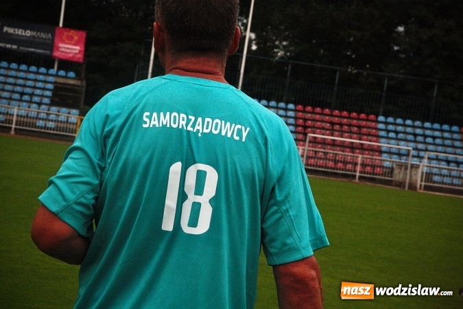Zdjęcie w galerii na portalu naszwodzislaw.com: Zacięta walka przy Bogumińskiej 8. Przyjaciele Cechu i Samorządowcy na jednym boisku  wiadomości z regionu