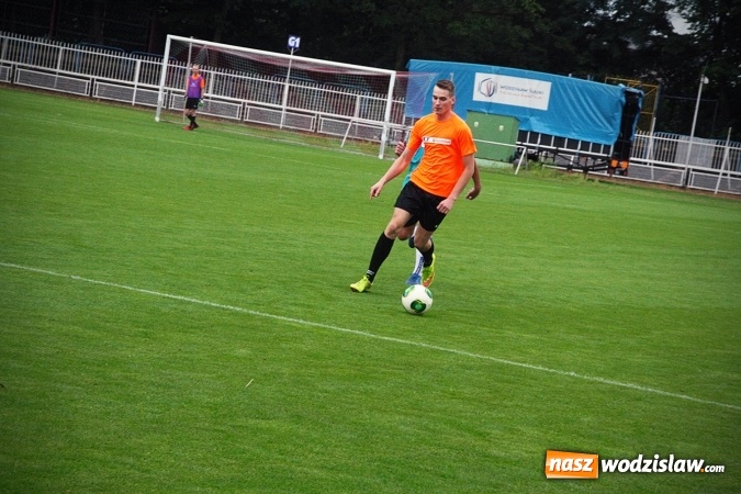 Zdjęcie w galerii na portalu naszwodzislaw.com: Zacięta walka przy Bogumińskiej 8. Przyjaciele Cechu i Samorządowcy na jednym boisku  wiadomości z regionu