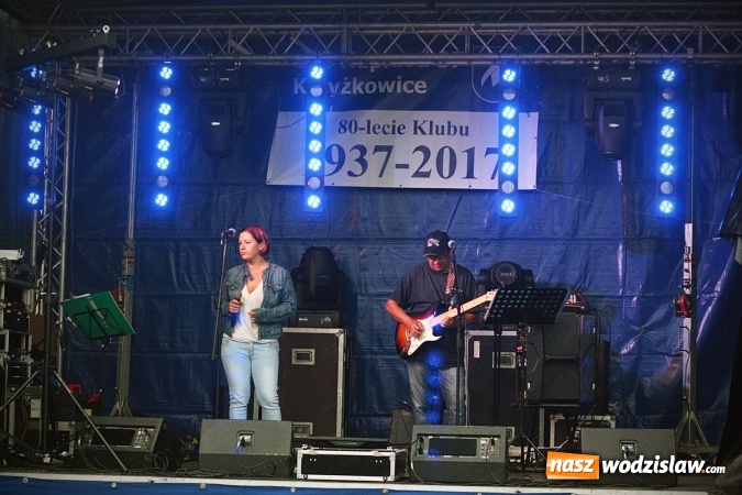 Zdjęcie w galerii na portalu naszwodzislaw.com: Klubowy szalik i proporczyk dla Burmistrz Pszowa. LKS Naprzód 37 Krzyżkowice świętuje 80-lecie  wiadomości z regionu