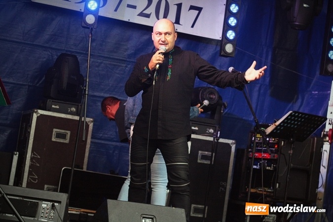 Zdjęcie w galerii na portalu naszwodzislaw.com: Klubowy szalik i proporczyk dla Burmistrz Pszowa. LKS Naprzód 37 Krzyżkowice świętuje 80-lecie  wiadomości z regionu