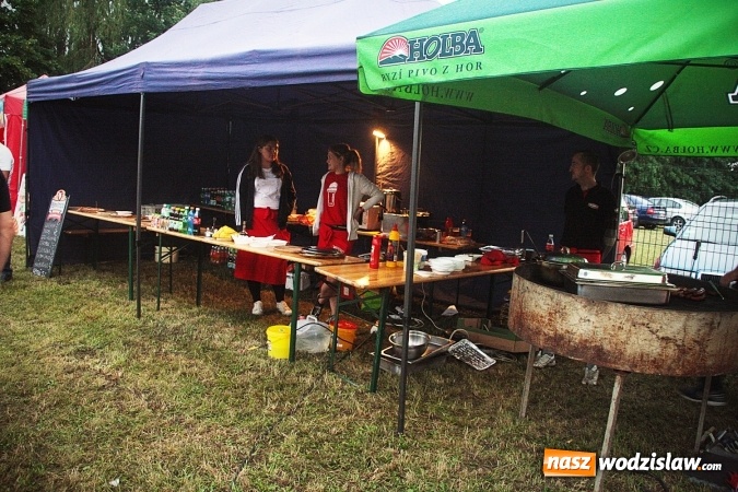 Zdjęcie w galerii na portalu naszwodzislaw.com: Klubowy szalik i proporczyk dla Burmistrz Pszowa. LKS Naprzód 37 Krzyżkowice świętuje 80-lecie  wiadomości z regionu