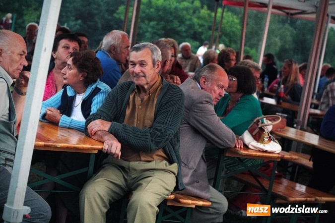 Zdjęcie w galerii na portalu naszwodzislaw.com: Klubowy szalik i proporczyk dla Burmistrz Pszowa. LKS Naprzód 37 Krzyżkowice świętuje 80-lecie  wiadomości z regionu