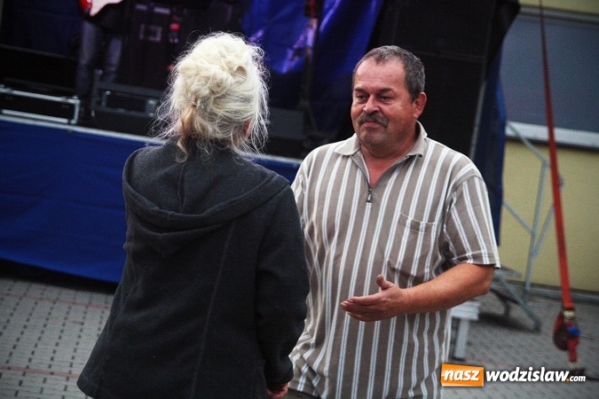 Zdjęcie w galerii na portalu naszwodzislaw.com: Klubowy szalik i proporczyk dla Burmistrz Pszowa. LKS Naprzód 37 Krzyżkowice świętuje 80-lecie  wiadomości z regionu