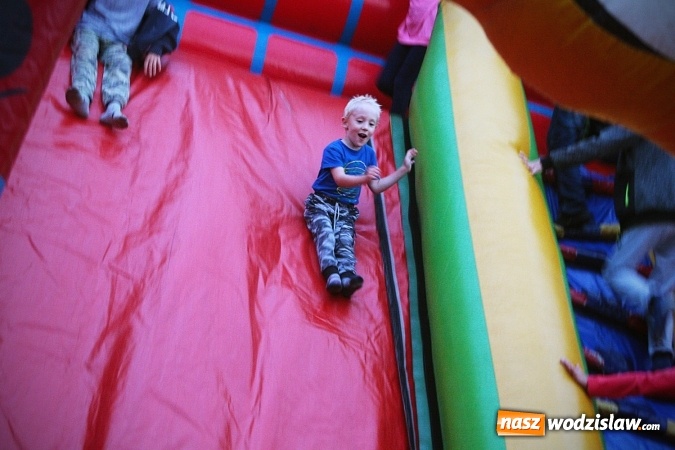 Zdjęcie w galerii na portalu naszwodzislaw.com: Klubowy szalik i proporczyk dla Burmistrz Pszowa. LKS Naprzód 37 Krzyżkowice świętuje 80-lecie  wiadomości z regionu