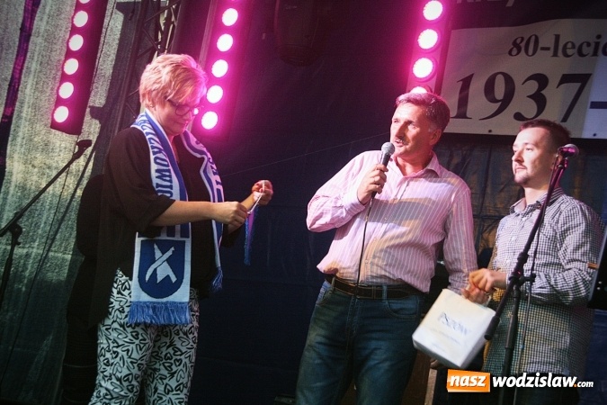 Zdjęcie w galerii na portalu naszwodzislaw.com: Klubowy szalik i proporczyk dla Burmistrz Pszowa. LKS Naprzód 37 Krzyżkowice świętuje 80-lecie  wiadomości z regionu
