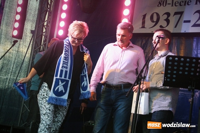 Zdjęcie w galerii na portalu naszwodzislaw.com: Klubowy szalik i proporczyk dla Burmistrz Pszowa. LKS Naprzód 37 Krzyżkowice świętuje 80-lecie  wiadomości z regionu