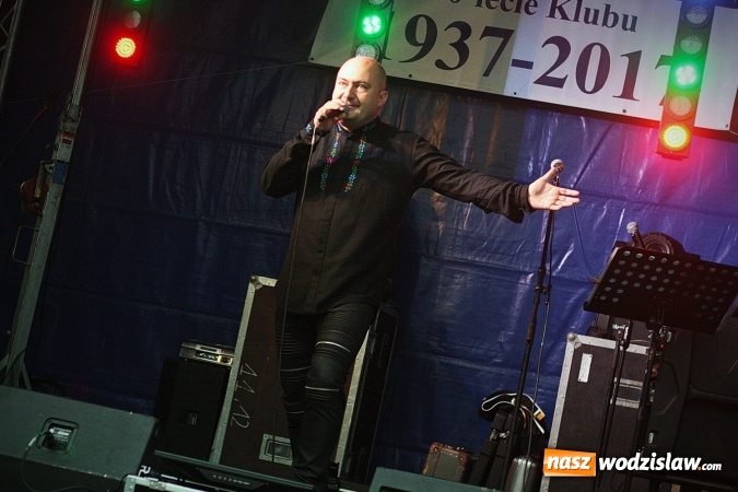 Zdjęcie w galerii na portalu naszwodzislaw.com: Klubowy szalik i proporczyk dla Burmistrz Pszowa. LKS Naprzód 37 Krzyżkowice świętuje 80-lecie  wiadomości z regionu