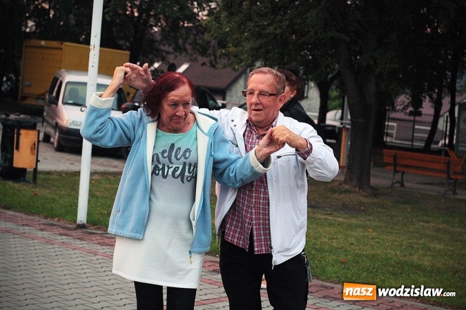 Zdjęcie w galerii na portalu naszwodzislaw.com: Klubowy szalik i proporczyk dla Burmistrz Pszowa. LKS Naprzód 37 Krzyżkowice świętuje 80-lecie  wiadomości z regionu