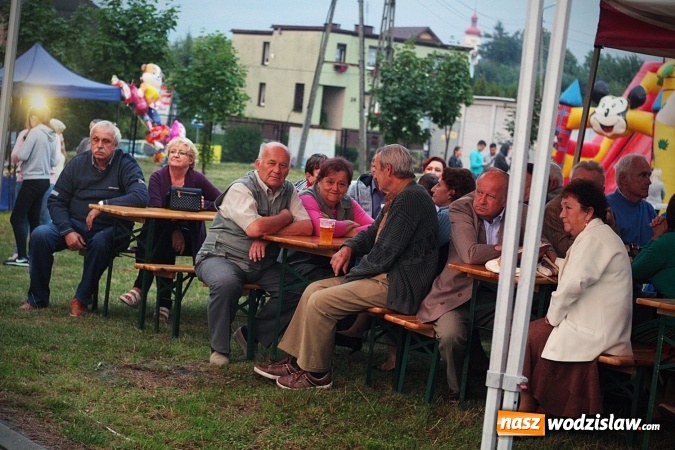 Zdjęcie w galerii na portalu naszwodzislaw.com: Klubowy szalik i proporczyk dla Burmistrz Pszowa. LKS Naprzód 37 Krzyżkowice świętuje 80-lecie  wiadomości z regionu