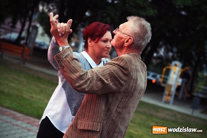 Zdjęcie w galerii na portalu naszwodzislaw.com: Klubowy szalik i proporczyk dla Burmistrz Pszowa. LKS Naprzód 37 Krzyżkowice świętuje 80-lecie  wiadomości z regionu