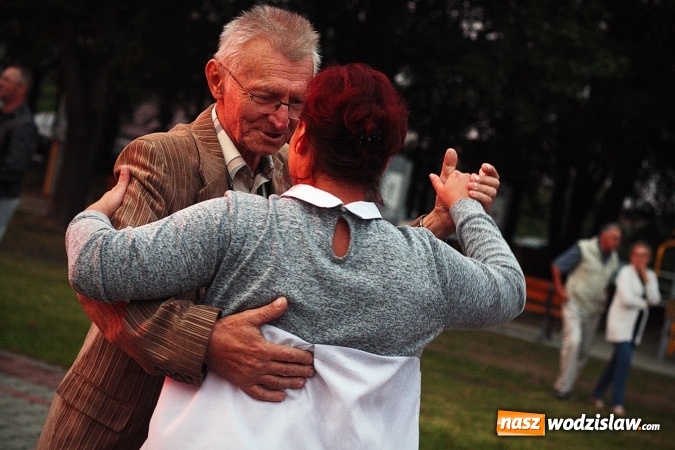 Zdjęcie w galerii na portalu naszwodzislaw.com: Klubowy szalik i proporczyk dla Burmistrz Pszowa. LKS Naprzód 37 Krzyżkowice świętuje 80-lecie  wiadomości z regionu