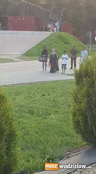 Zdjęcie w galerii na portalu naszwodzislaw.com:  Fala hejtu i mowy nienawiści. Zdjęcie muzułmańskiej rodziny wywołało burzę w sieci  wiadomości z regionu