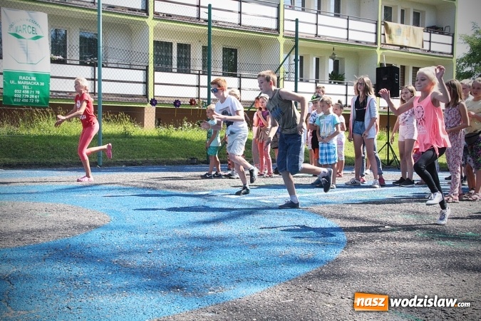 Zdjęcie w galerii na portalu naszwodzislaw.com: Artystyczne podwórko na pożegnanie wakacji  wiadomości z regionu