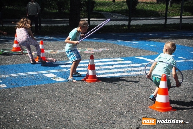 Zdjęcie w galerii na portalu naszwodzislaw.com: Artystyczne podwórko na pożegnanie wakacji  wiadomości z regionu