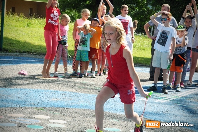 Zdjęcie w galerii na portalu naszwodzislaw.com: Artystyczne podwórko na pożegnanie wakacji  wiadomości z regionu