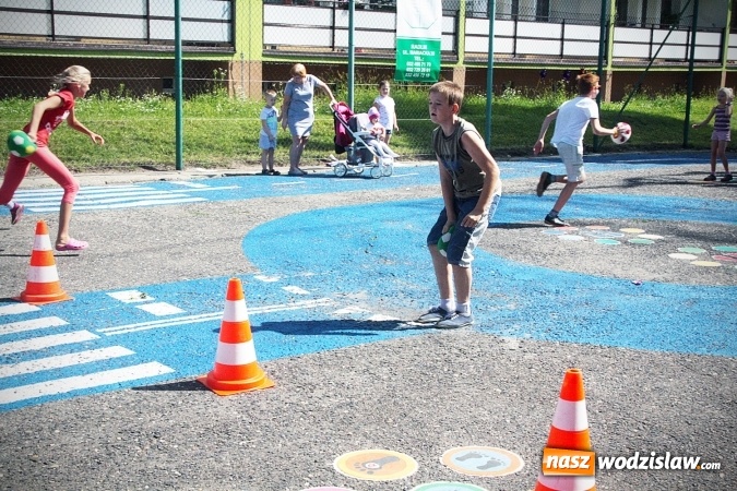 Zdjęcie w galerii na portalu naszwodzislaw.com: Artystyczne podwórko na pożegnanie wakacji  wiadomości z regionu