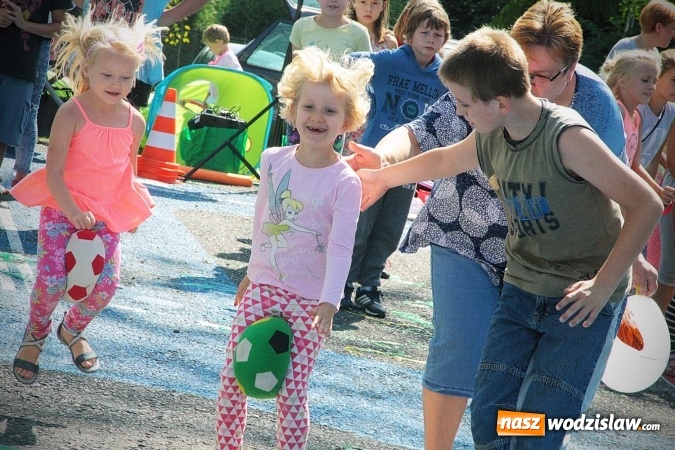 Zdjęcie w galerii na portalu naszwodzislaw.com: Artystyczne podwórko na pożegnanie wakacji  wiadomości z regionu