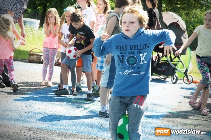 Zdjęcie w galerii na portalu naszwodzislaw.com: Artystyczne podwórko na pożegnanie wakacji  wiadomości z regionu