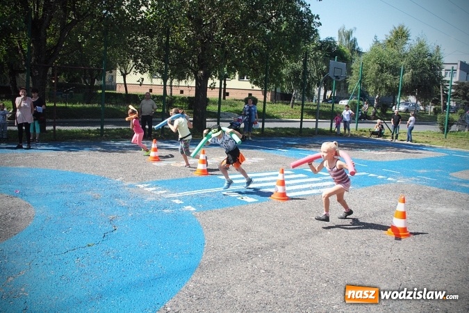Zdjęcie w galerii na portalu naszwodzislaw.com: Artystyczne podwórko na pożegnanie wakacji  wiadomości z regionu