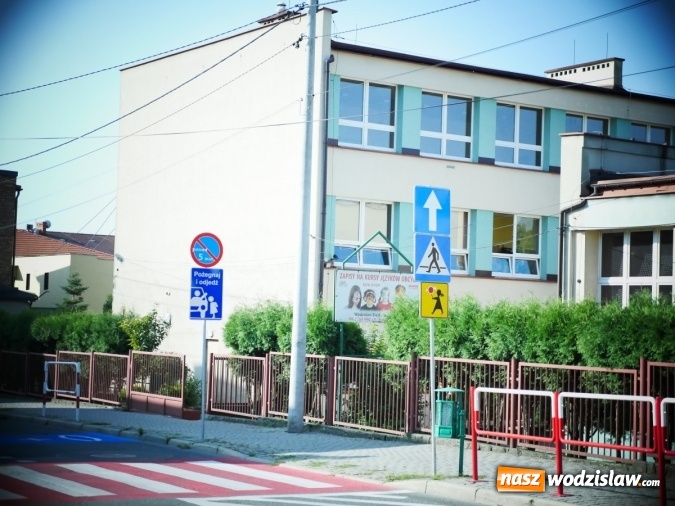 Zdjęcie w galerii na portalu naszwodzislaw.com: Pożegnaj i odjedź. Prośby rodziców zostały wysłuchane. Przy ZSP nr 2 powstała specjalna strefa  wiadomości z regionu