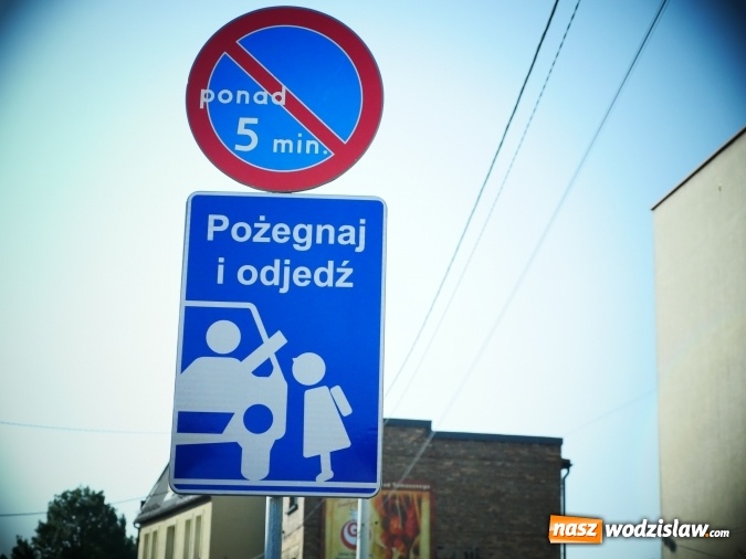 Zdjęcie w galerii na portalu naszwodzislaw.com: Pożegnaj i odjedź. Prośby rodziców zostały wysłuchane. Przy ZSP nr 2 powstała specjalna strefa  wiadomości z regionu