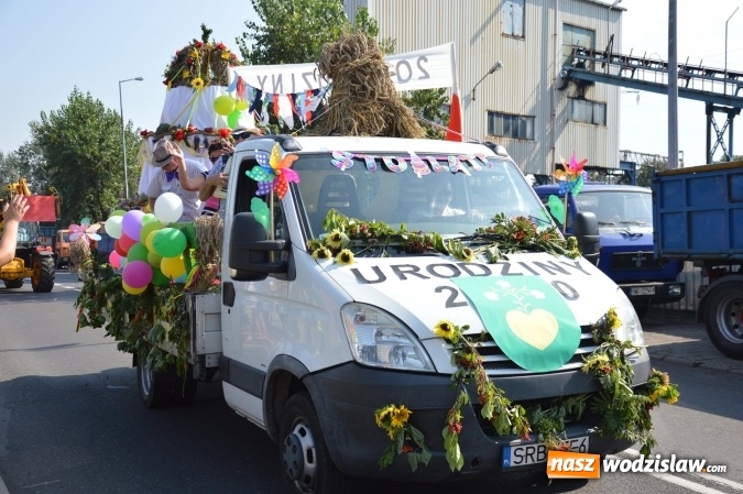 Zdjęcie w galerii na portalu naszwodzislaw.com: Ulicami Radlina przejechał barwny korowód dożynkowy wiadomości z regionu