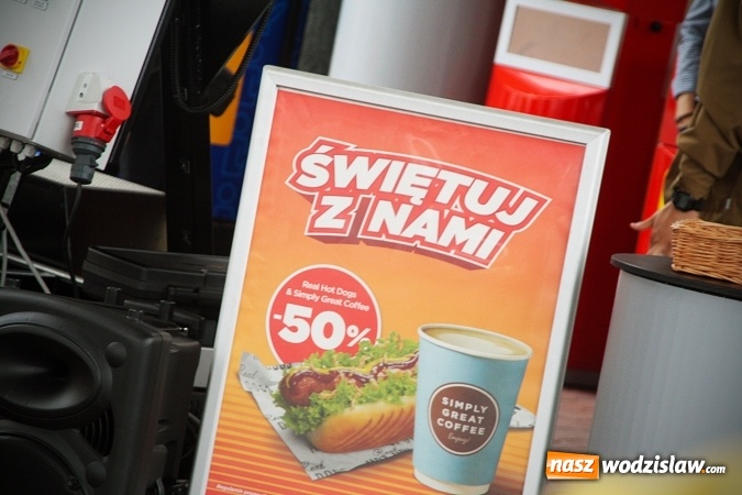 Zdjęcie w galerii na portalu naszwodzislaw.com: Przy Witosa 24 powitano nową markę paliwową. Circle K zastąpiła Statoil  wiadomości z regionu