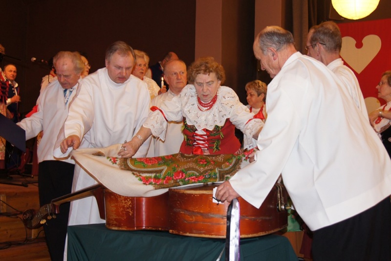 Zdjęcie w galerii na portalu naszwodzislaw.com: W Czyżowicach pogrzebali basa wiadomości z regionu
