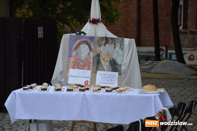 Zdjęcie w galerii na portalu naszwodzislaw.com: Wesele w parku miejskim, czyli Narodowe Czytanie w Wodzisławiu  wiadomości z regionu