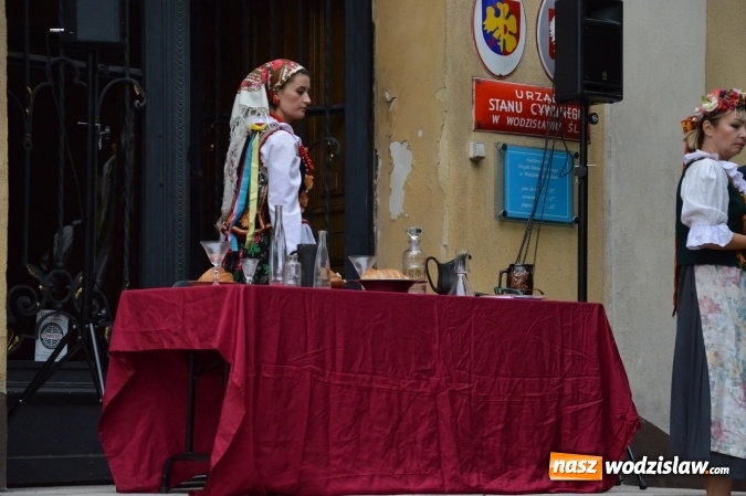 Zdjęcie w galerii na portalu naszwodzislaw.com: Wesele w parku miejskim, czyli Narodowe Czytanie w Wodzisławiu  wiadomości z regionu