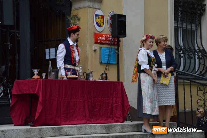 Zdjęcie w galerii na portalu naszwodzislaw.com: Wesele w parku miejskim, czyli Narodowe Czytanie w Wodzisławiu  wiadomości z regionu